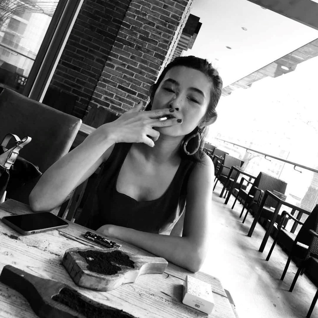 This image has an empty alt attribute; its file name is coffee-shop.jpg